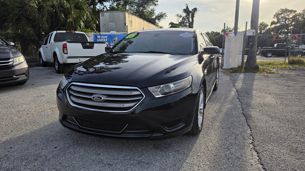 2015 Ford Taurus SE FWD's photo